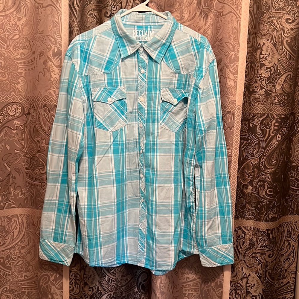 Mens XL button up dress shirt. Athletic fit